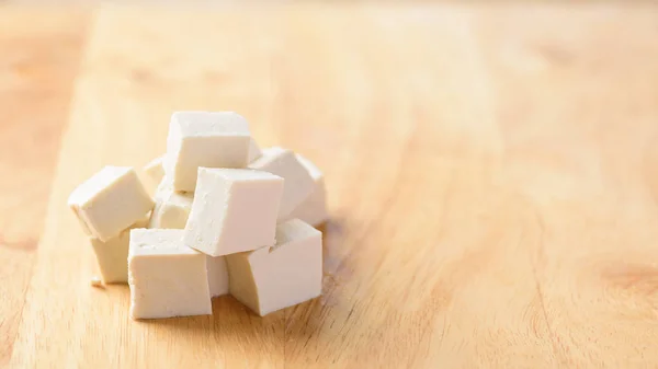 Tofu Fatiado Para Cozinhar Fundo Madeira Com Espaço Cópia — Fotografia de Stock