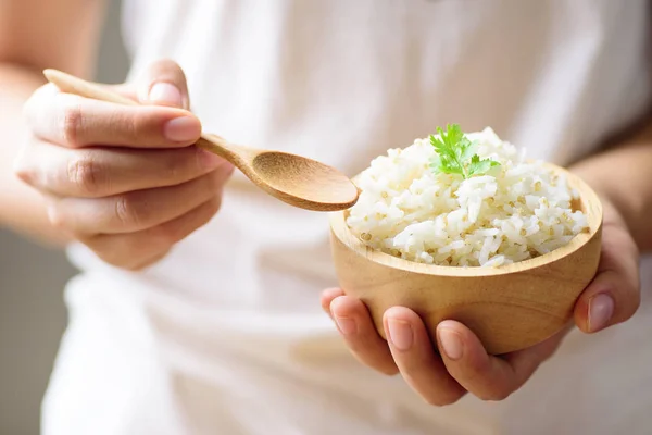 Χέρι Κρατώντας Κουτάλι Για Την Κατανάλωση Μαγειρεμένο Ρύζι Σπόρους Κινόα — Φωτογραφία Αρχείου