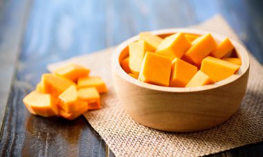 Dilimlenmiş tereyağlı kabak ahşap arka planda yemek pişirmeye hazırlanıyor.