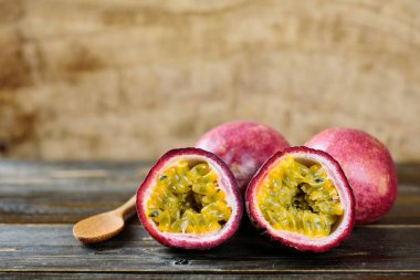 Ahşap arka planda taze tutku meyvesi, tropikal meyve