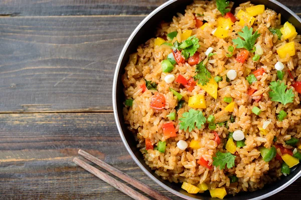 Riz Frit Aux Légumes Dans Une Poêle Baguettes Sur Fond — Photo