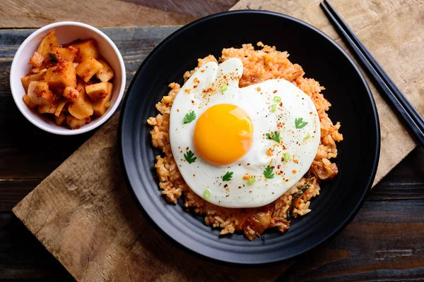 Kimchi Goreng Nasi Dengan Telur Goreng Dan Lobak Kimchi Kayu — Stok Foto