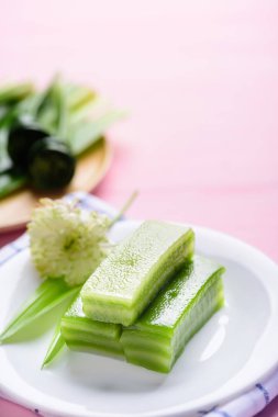 Tayland tatlısı (Khanom chan), pandan aromalı buharda pişmiş tatlı kek.