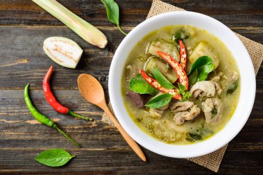 Tayland yeşil körili tavuğu ve ahşap arka planda malzemeler, Tayland yemeği, üst manzara.