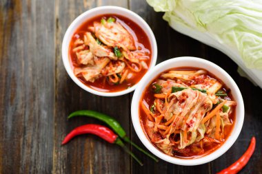 Ahşap arka planda kimçi lahanası, Kore yemeği, üst manzara.