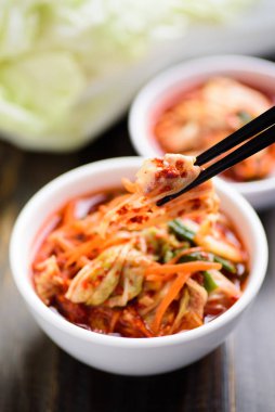 Yemek için çubuklu kimçi lahanası, Kore yemeği.