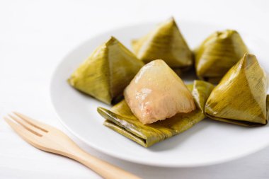 Tayland tatlısı (Khanom Tian), muz yaprağına sarılmış tatlı hamur piramidi