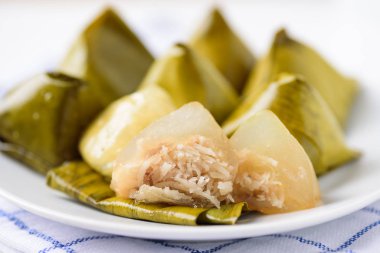 Tayland tatlısı (Khanom Tian), muz yaprağına sarılmış tatlı hamur piramidi