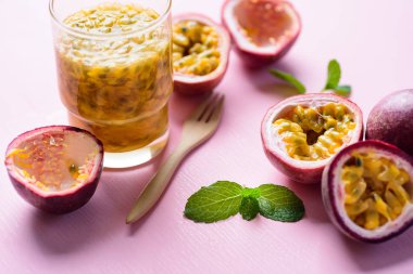 Pembe arka planda taze tutku meyvesi ve meyve suyu, tropikal meyve