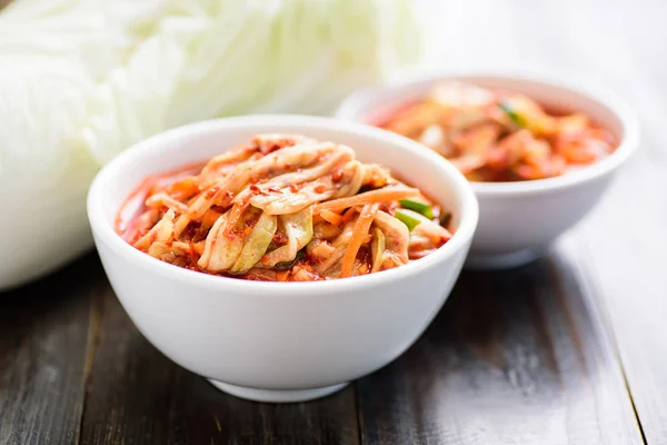 Kapusta Kimchi Misce Drewnianym Tle Koreańskie Jedzenie — Zdjęcie stockowe