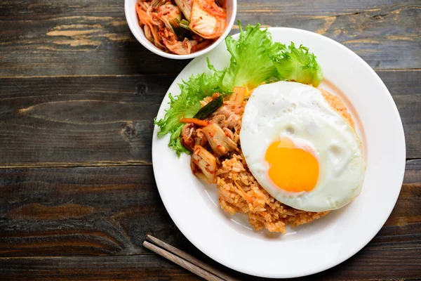Kimchi Arroz Frito Com Ovo Frito Fundo Madeira Comida Coreana — Fotografia de Stock
