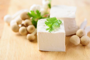 Dilimlenmiş tofu ve Shimeji mantarı pişirmeye hazırlanıyor.