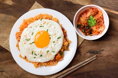 Kimchi kızarmış pilav kızarmış yumurta üst, Kore gıda ile