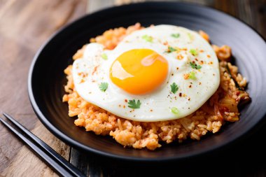 Kimchi kızarmış pilav kızarmış yumurta üst, Kore gıda ile