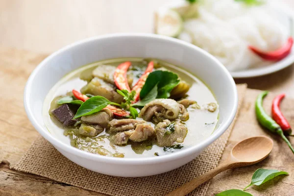 Tajskie Zielone Curry Kurczaka Misce Drewnianym Tle Tajskie Jedzenie — Zdjęcie stockowe