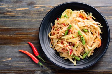 Tayland yemeği (Som Tum), baharatlı yeşil papaya salatası, üst manzara