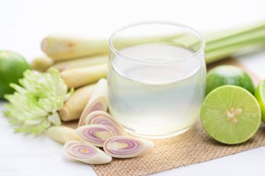 Taze limon suyu ve limon meyvesi, sağlıklı bitkisel içecek.
