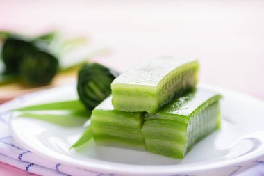 Tayland tatlısı (Khanom chan), pandan aromalı buharda pişmiş tatlı kek.