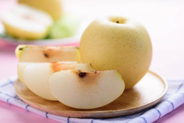 Tahta tabakta dilimlenmiş Asya armut meyvesi yemeye hazır.