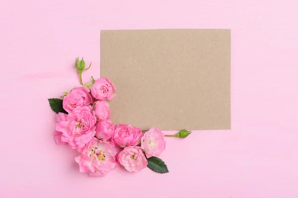 Рожева Троянда Порожньою Карткою Рожевому Фоні — стокове фото