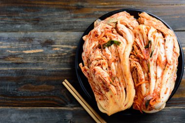 Ahşap arka planda kimçi lahanası, Kore yemeği, üst manzara.