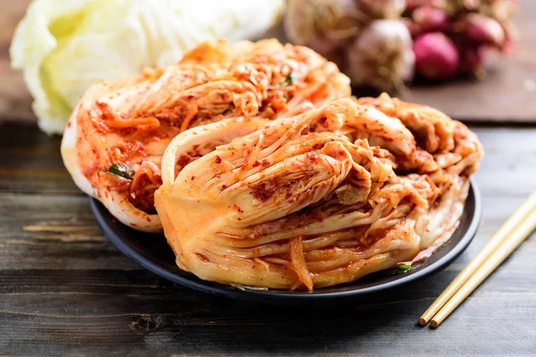 Kubis Kimchi Piring Hitam Dan Kayu Latar Belakang Makanan Korea — Stok Foto