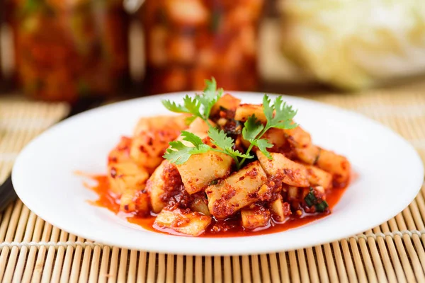 Rábano Kimch Plato Blanco Comida Coreana —  Fotos de Stock