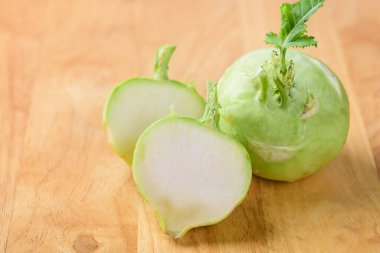 Ahşap arka planda taze kohlrabi, organik sebzeler.