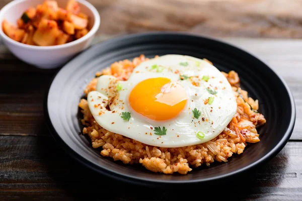 Жареный Рис Кимчи Яичницей Сверху Корейская Еда — стоковое фото
