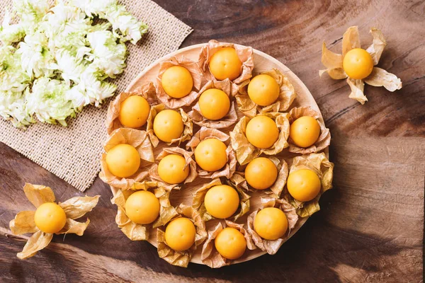 Fruta Groselha Espinhosa Cabo Bagas Douradas Physalis Sobre Fundo Madeira — Fotografia de Stock
