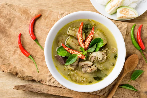 Pollo Curry Verde Tailandés Tazón Sobre Fondo Madera Comida Tailandesa — Foto de Stock