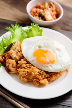 Kimchi kızarmış pilav kızarmış yumurta üst, Kore gıda ile