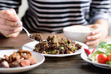 Kuzey Tayland yemeği, baharatlı domuz salatası (Larb Moo Kua) yapışkan pirinç, ızgara bağırsak ve taze sebzelerle yemek.