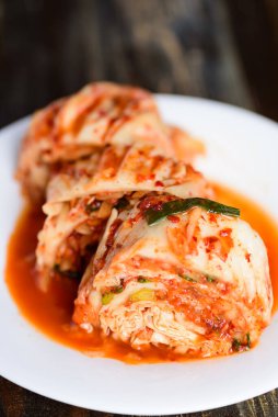 Beyaz tabakta kimçi lahanası, Kore yemeği.