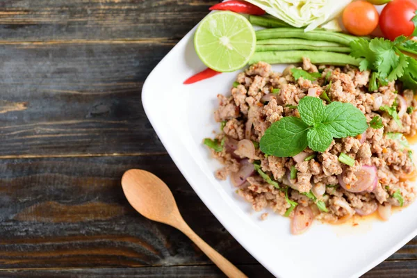 Tajskie Jedzenie Pikantna Mielona Sałatka Wieprzowa Larb Moo Białym Talerzu — Zdjęcie stockowe