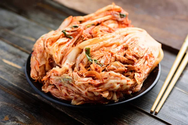 Kimchi Zelí Černé Desce Hůlky Dřevěném Pozadí — Stock fotografie