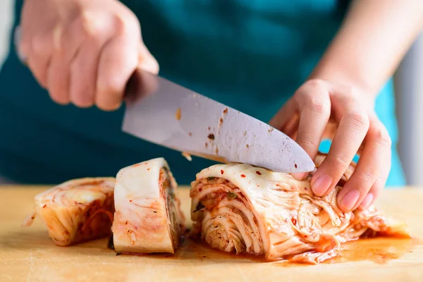 Ruční Držení Kuchyňského Nože Řezání Kimchi Zelí Dřevěné Desce Domácí — Stock fotografie