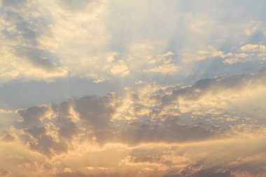  Gün batımından önce güneş ışığı alan güzel gökyüzü ve bulutlar.