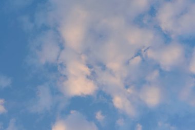 Kış mevsiminde bulutlu mavi gökyüzü, doğa arka planı