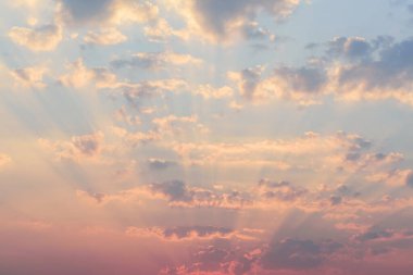  Gün batımından önce güneş ışığı alan güzel gökyüzü ve bulutlar.