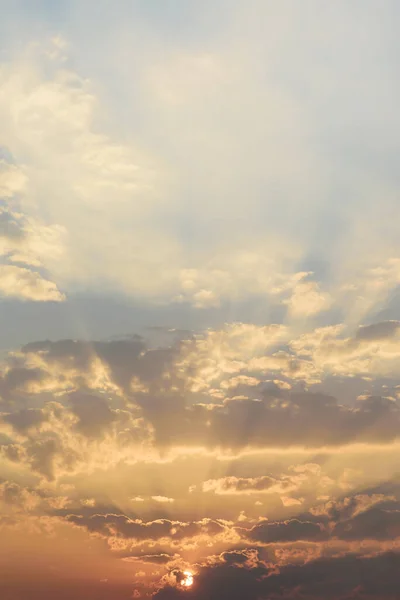 Hermoso Cielo Nubes Con Luz Solar Antes Puesta Del Sol — Foto de Stock