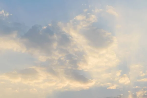 Schöner Himmel Und Wolken Mit Sonnenlicht Vor Sonnenuntergang Naturhintergrund — Stockfoto