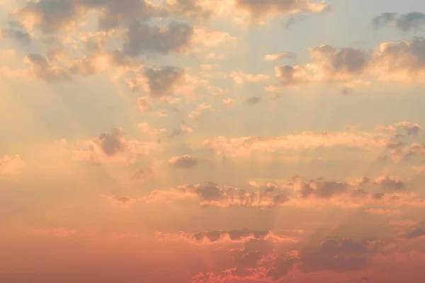 Schöner Himmel Und Wolken Mit Sonnenlicht Vor Sonnenuntergang Naturhintergrund — Stockfoto