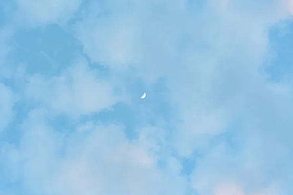 Halbmond Und Blauer Himmel Mit Wolken Tag Minimalismus Konzept — Stockfoto