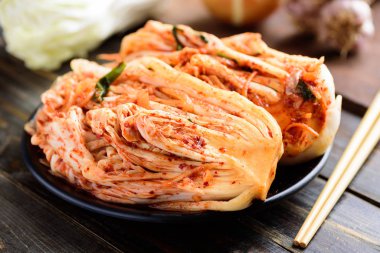 Kimçi lahanası ve yemek çubukları ahşap masada, Kore yemeği.