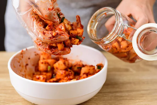 Kimchi Ředkvička Vaření Kvašení Sklenici Domácí Korejské Jídlo — Stock fotografie
