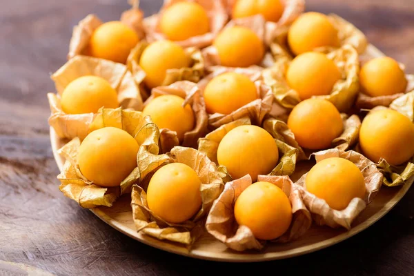 Cape Gooseberry Fruit Golden Berry Atau Physalis Piring Kayu — Stok Foto