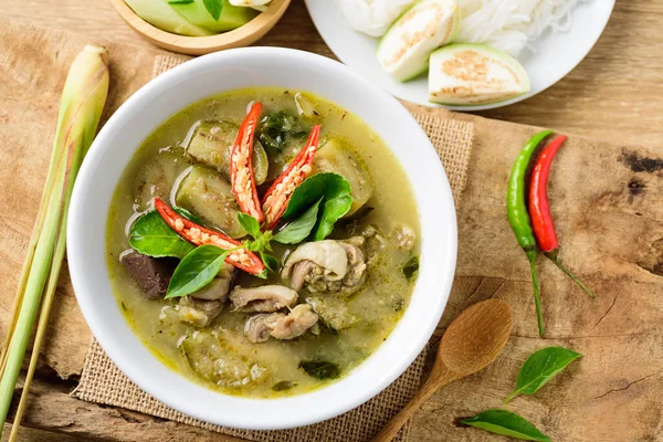 Pollo Curry Verde Tailandés Tazón Sobre Fondo Madera Comida Tailandesa — Foto de Stock