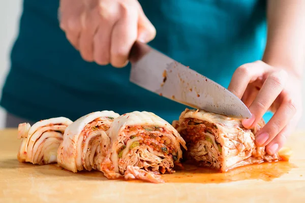 Hand Hält Küchenmesser Und Schneiden Kimchi Kohl Auf Holzbrett Hausgemachte — Stockfoto
