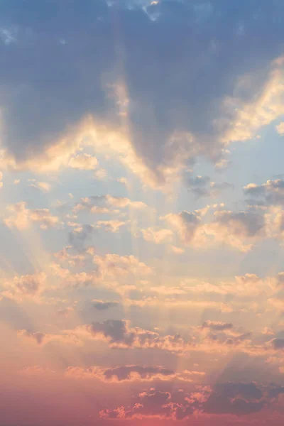 Hermoso Cielo Vainilla Con Nubes Luz Solar Antes Del Atardecer — Foto de Stock